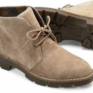 Women's Born Lace Up Suede Chukka Boots, size 8